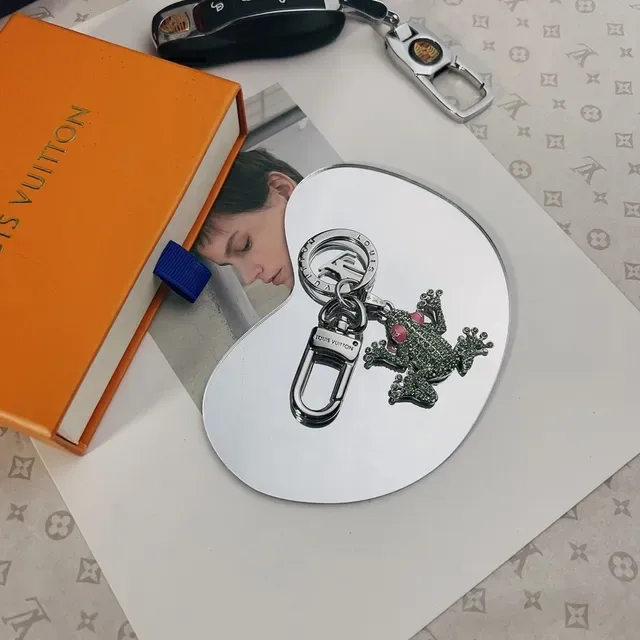 Louis Vuitton Frog Key Holder Silver Green Crystal-Embellished Charm Metal Hardware Jewelry 8