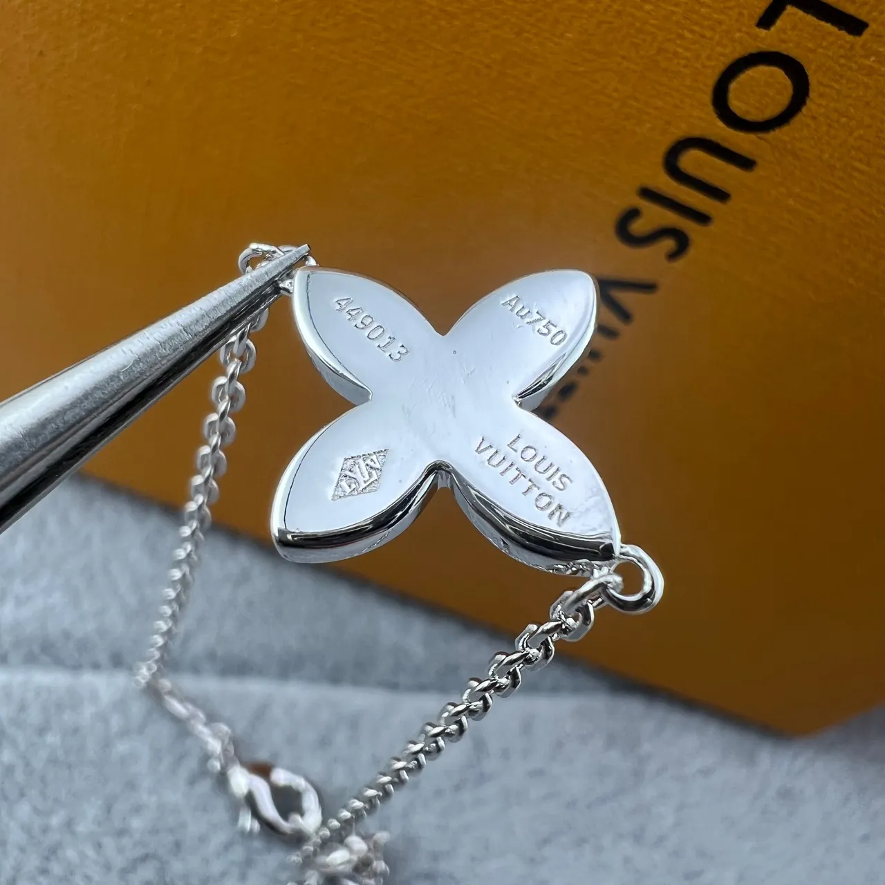 Louis Vuitton Gold Silver Quatrefoil Floral Pendant Pavé-Set Crystals Bracelet 2