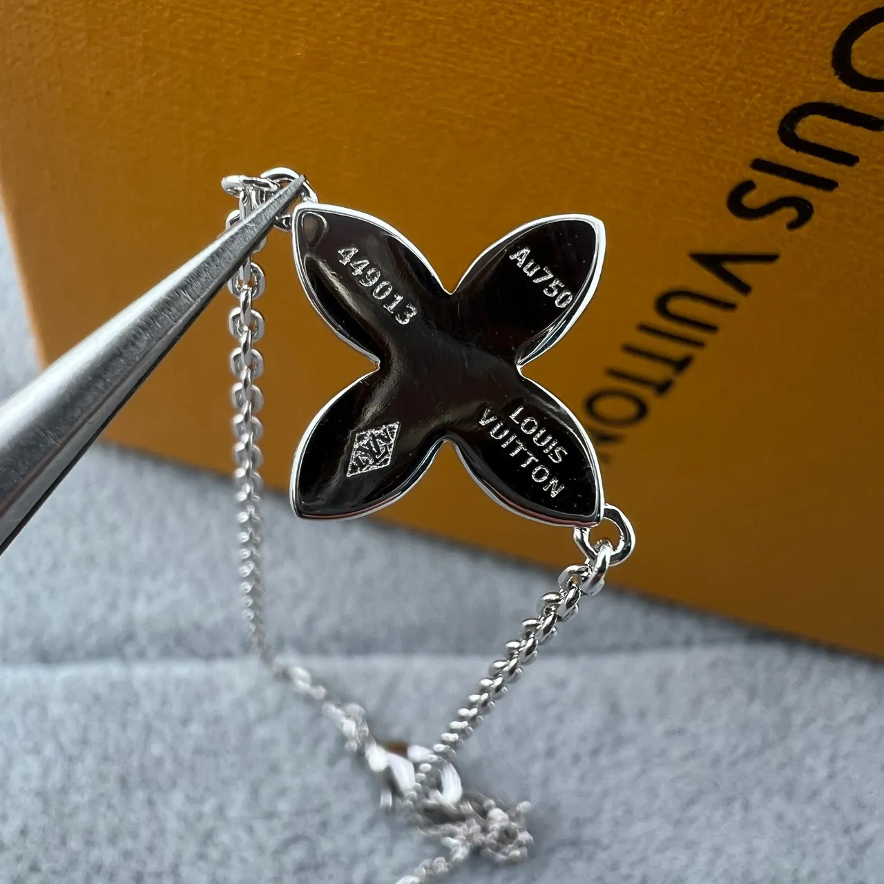 Louis Vuitton Gold Silver Quatrefoil Floral Pendant Pavé-Set Crystals Bracelet 3