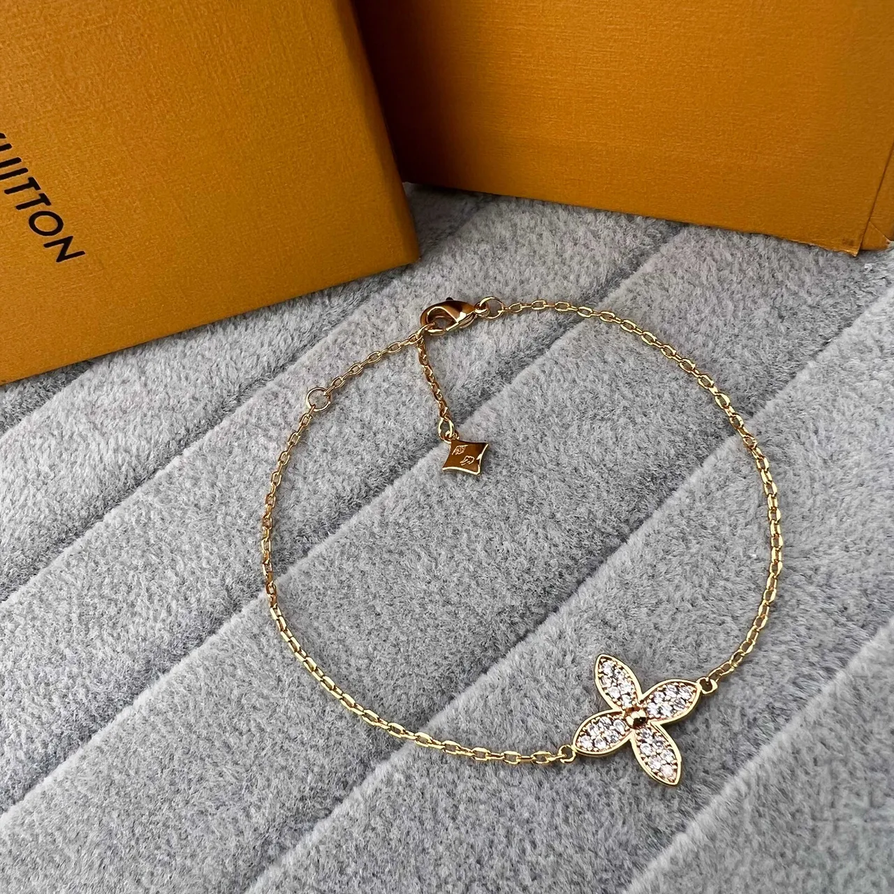 Louis Vuitton Gold Silver Quatrefoil Floral Pendant Pavé-Set Crystals Bracelet 4