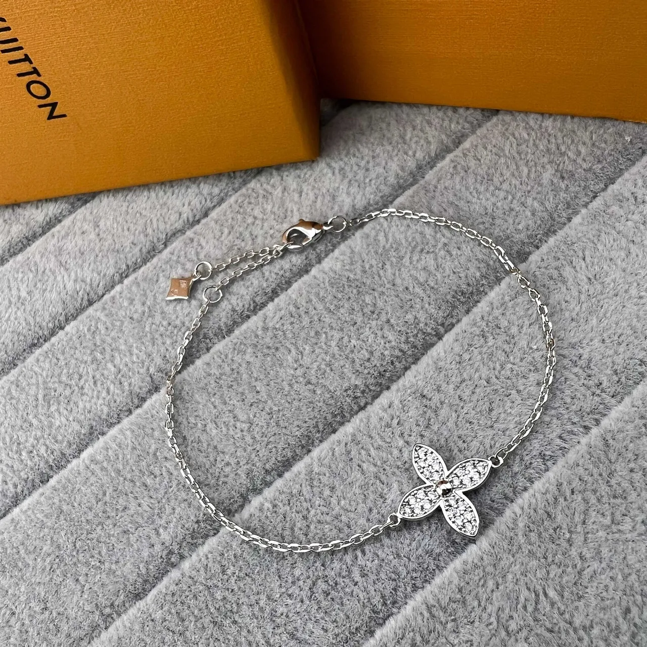 Louis Vuitton Gold Silver Quatrefoil Floral Pendant Pavé-Set Crystals Bracelet 5
