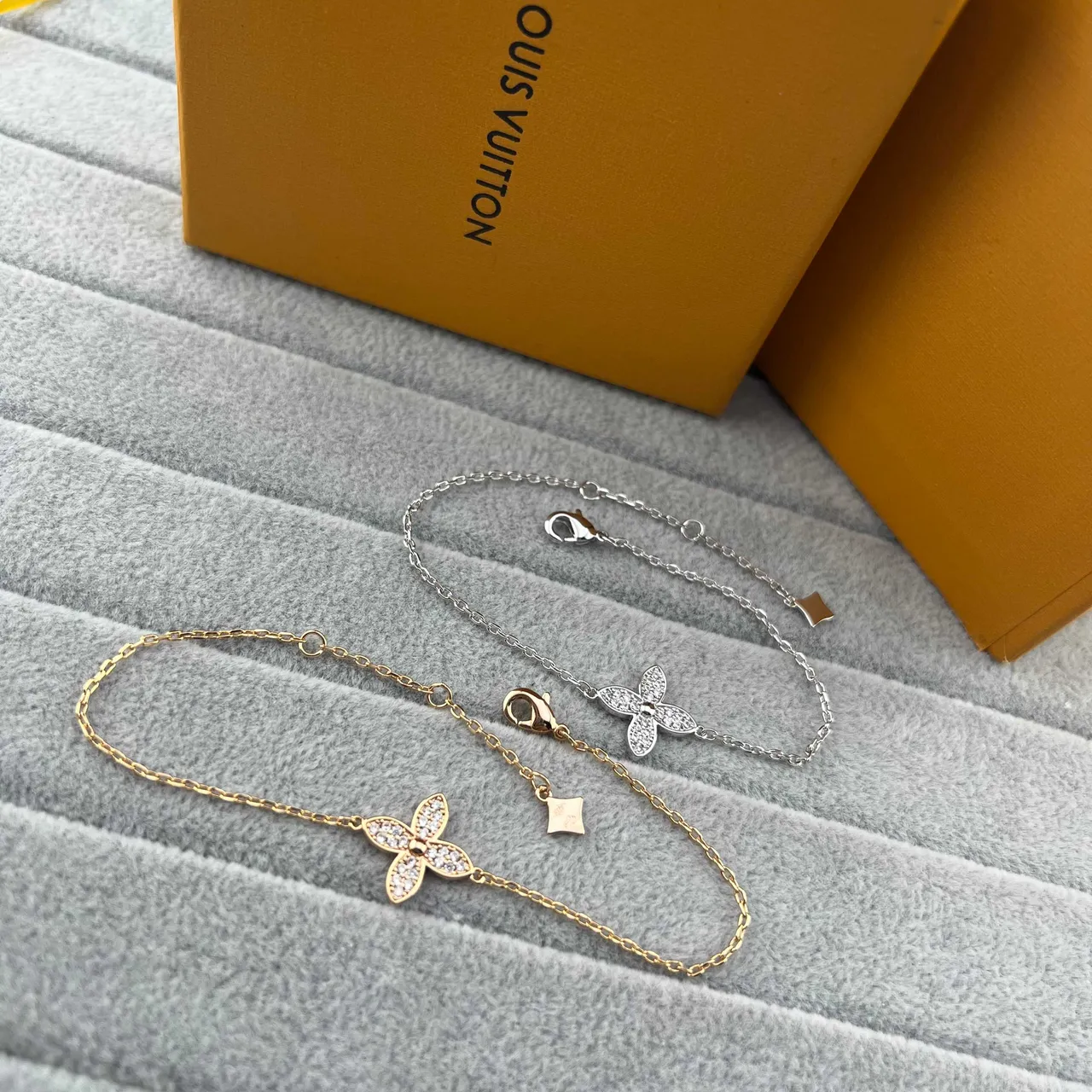 Louis Vuitton Gold Silver Quatrefoil Floral Pendant Pavé-Set Crystals Bracelet 6
