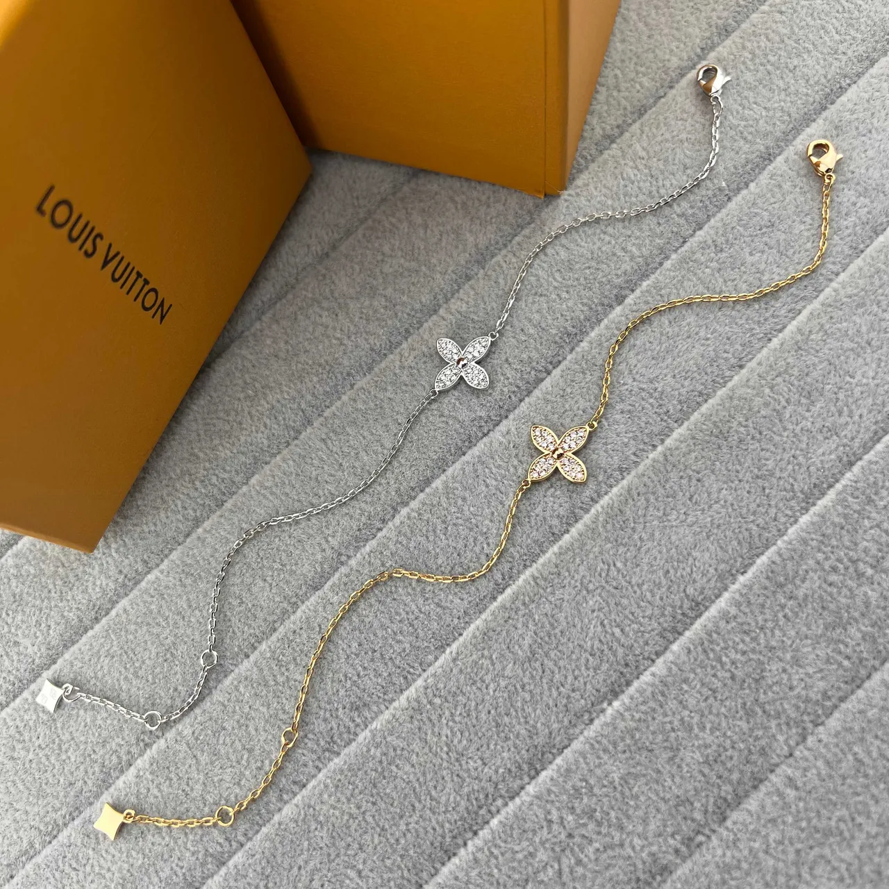 Louis Vuitton Gold Silver Quatrefoil Floral Pendant Pavé-Set Crystals Bracelet 7