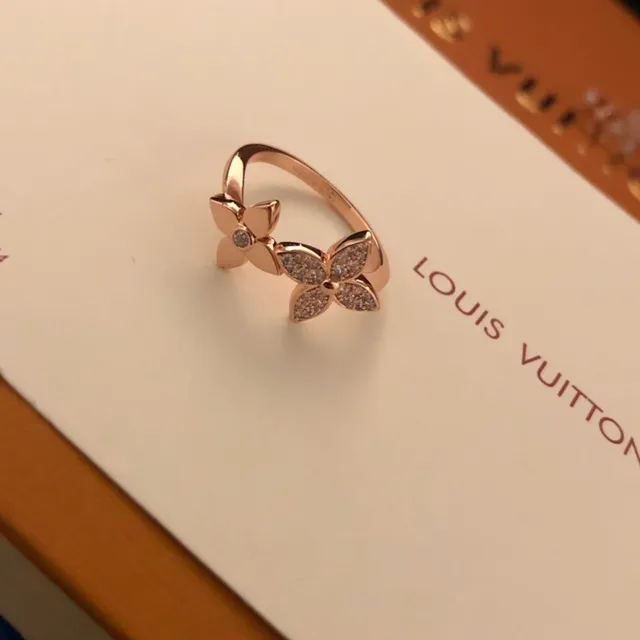 Louis Vuitton Gold Transparent Rose Pavé-Set Crystals Necklace 4