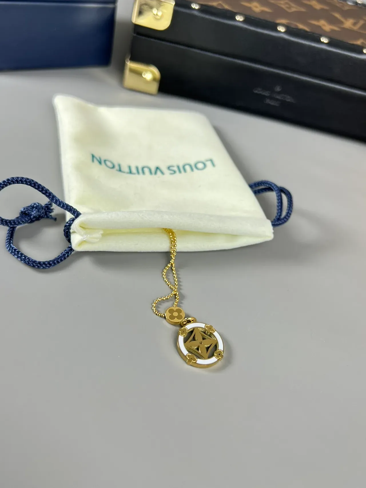 Collier Louis Vuitton Chaîne à billes dorée blanche circulaire émaillée 2