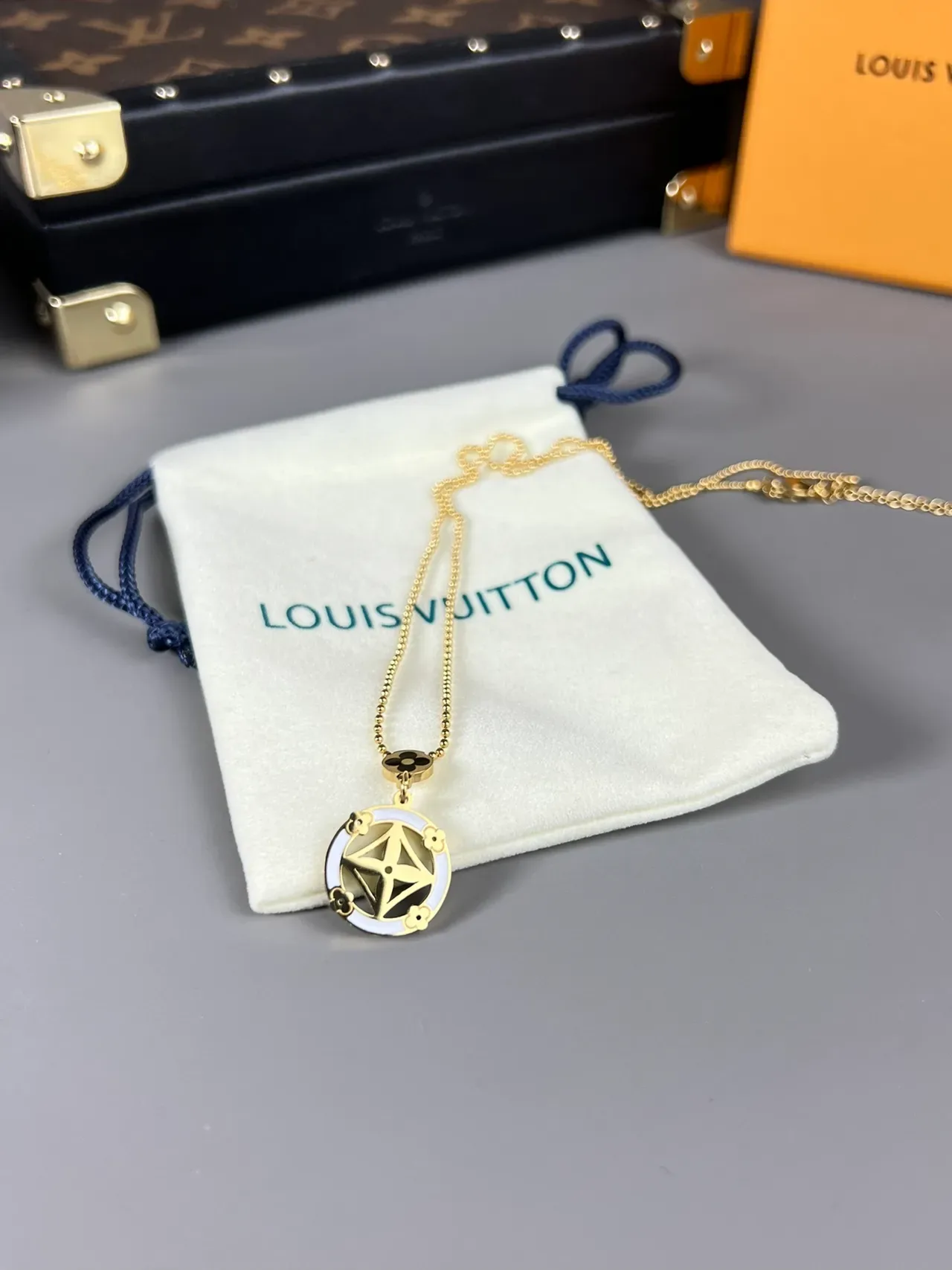 Collier Louis Vuitton Chaîne à billes dorée blanche circulaire émaillée 3