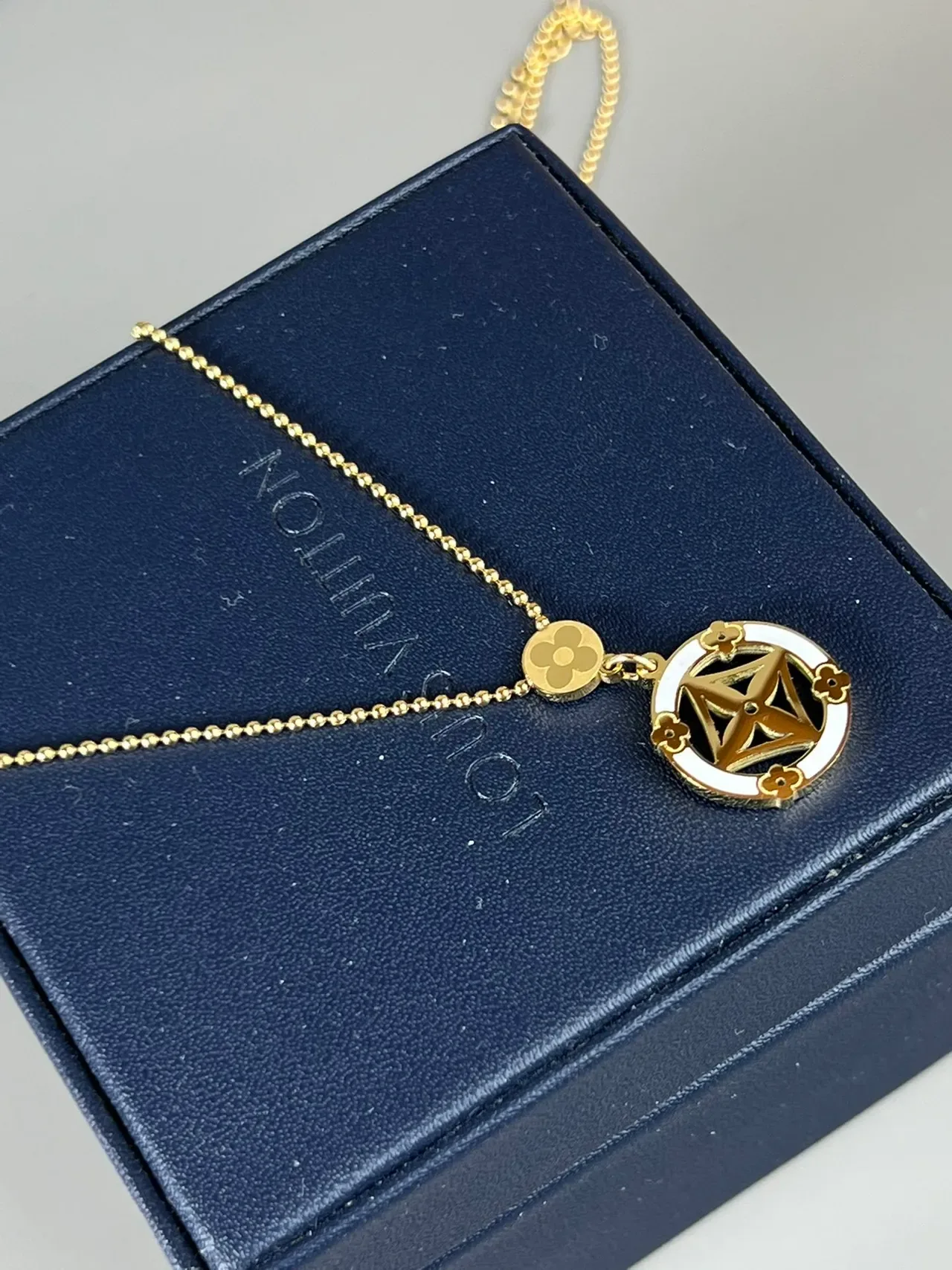 Collier Louis Vuitton Chaîne à billes dorée blanche circulaire émaillée 4