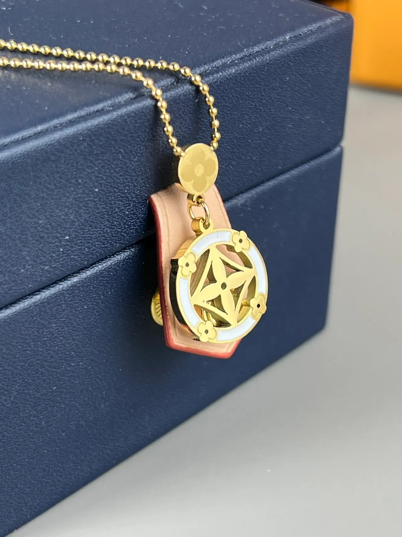 Collier Louis Vuitton Chaîne à billes dorée blanche circulaire émaillée 5