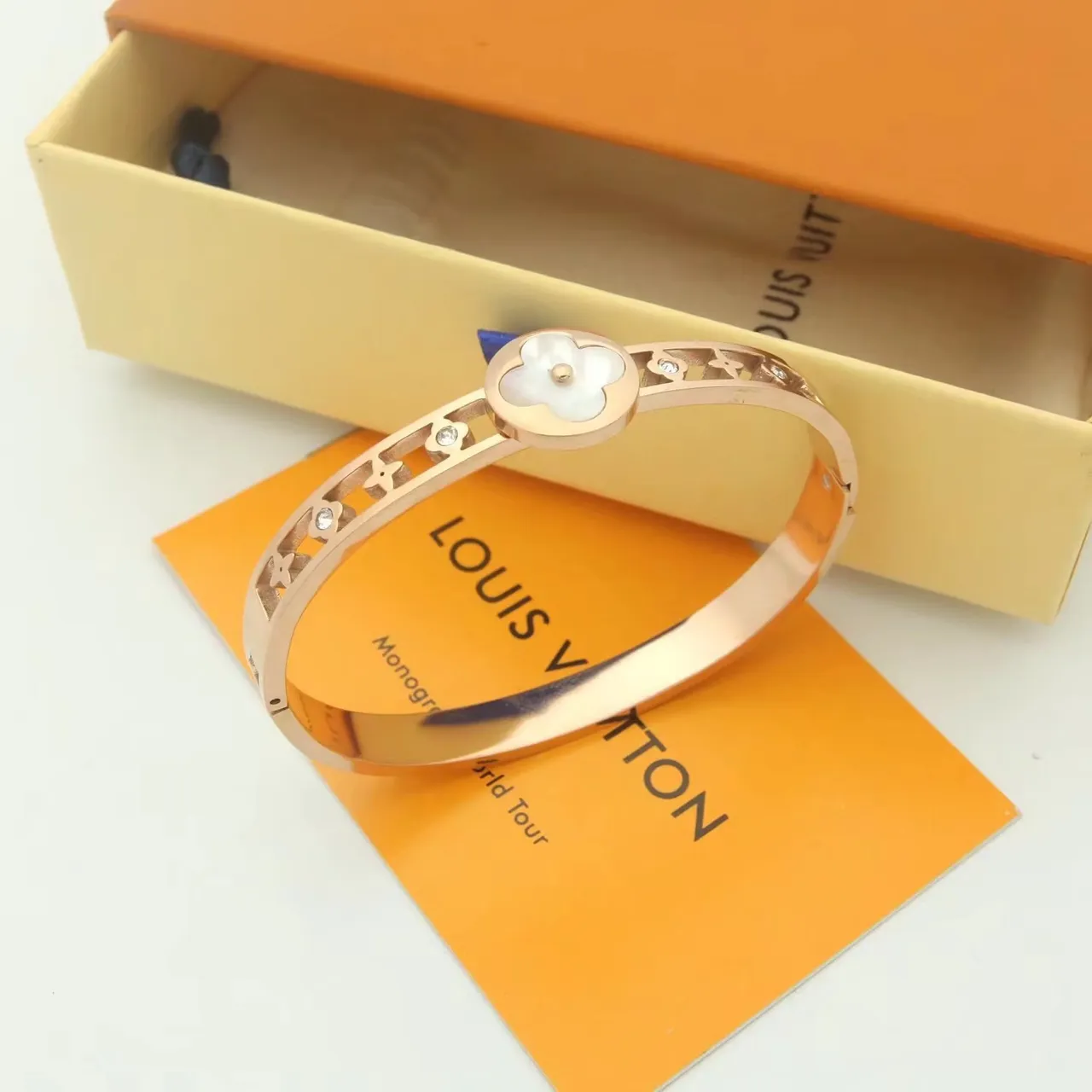 Louis Vuitton Pulseira rígida de ouro branco com motivo floral 3