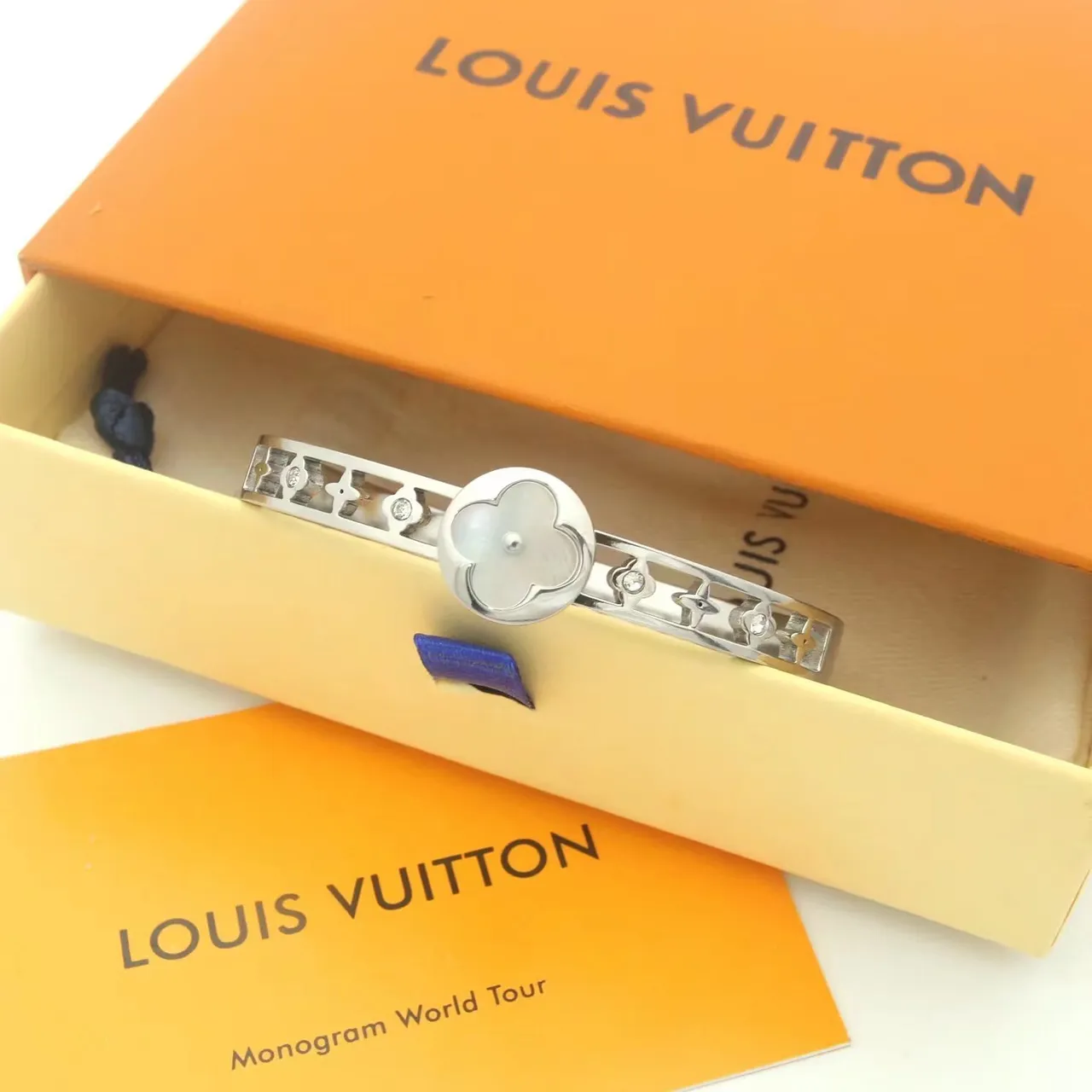 Louis Vuitton Pulseira rígida de ouro branco com motivo floral 4
