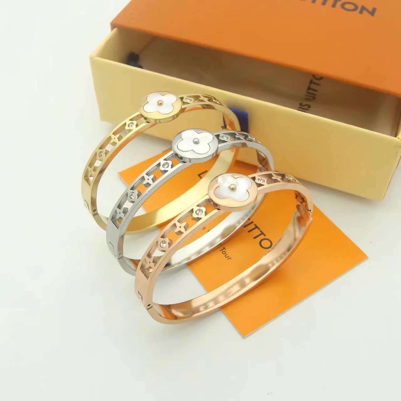 Louis Vuitton Pulseira rígida de ouro branco com motivo floral 5