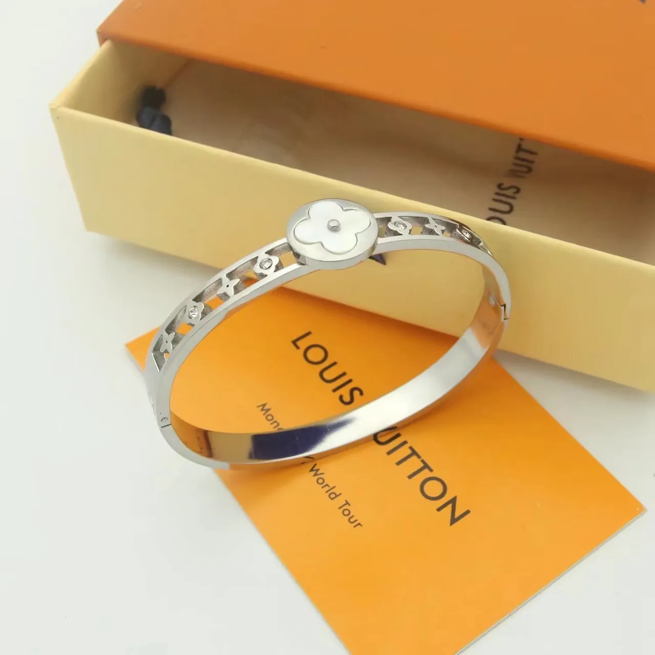 Louis Vuitton Pulseira rígida de ouro branco com motivo floral 6