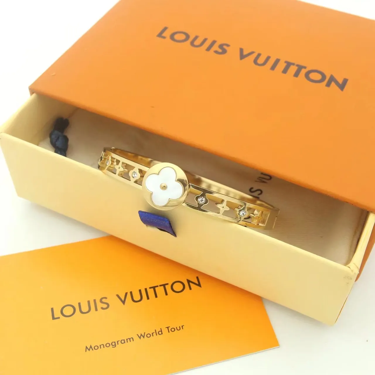 Louis Vuitton Pulseira rígida de ouro branco com motivo floral 8