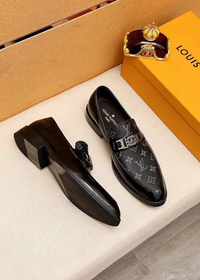 Louis Vuitton Mocasim Preto Prateado Monograma Couro Ponta Polida 3