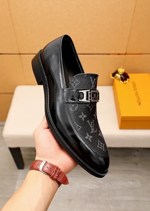 Louis Vuitton Mocasim Preto Prateado Monograma Couro Ponta Polida 4