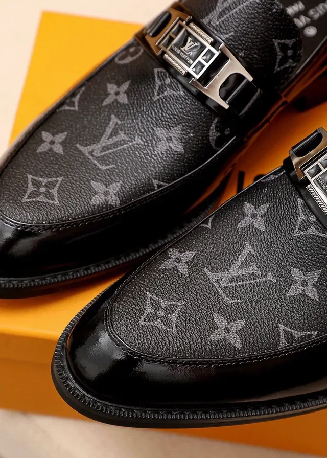 Louis Vuitton Mocasim Preto Prateado Monograma Couro Ponta Polida 7