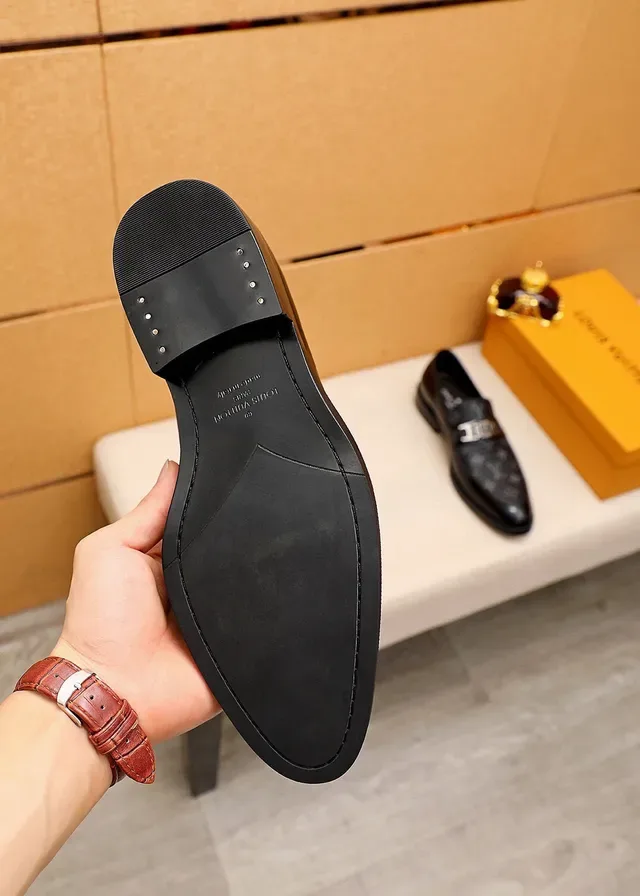 Louis Vuitton Mocasim Preto Prateado Monograma Couro Ponta Polida 8