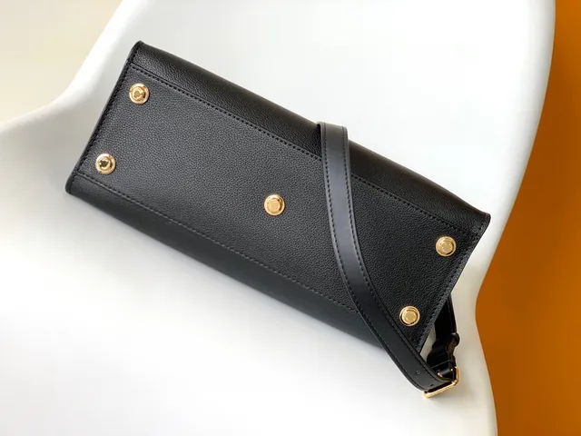 Louis Vuitton Locky Tote Sac en Cuir Noir Grainé avec Ferrures Dorées Sac Tote 4