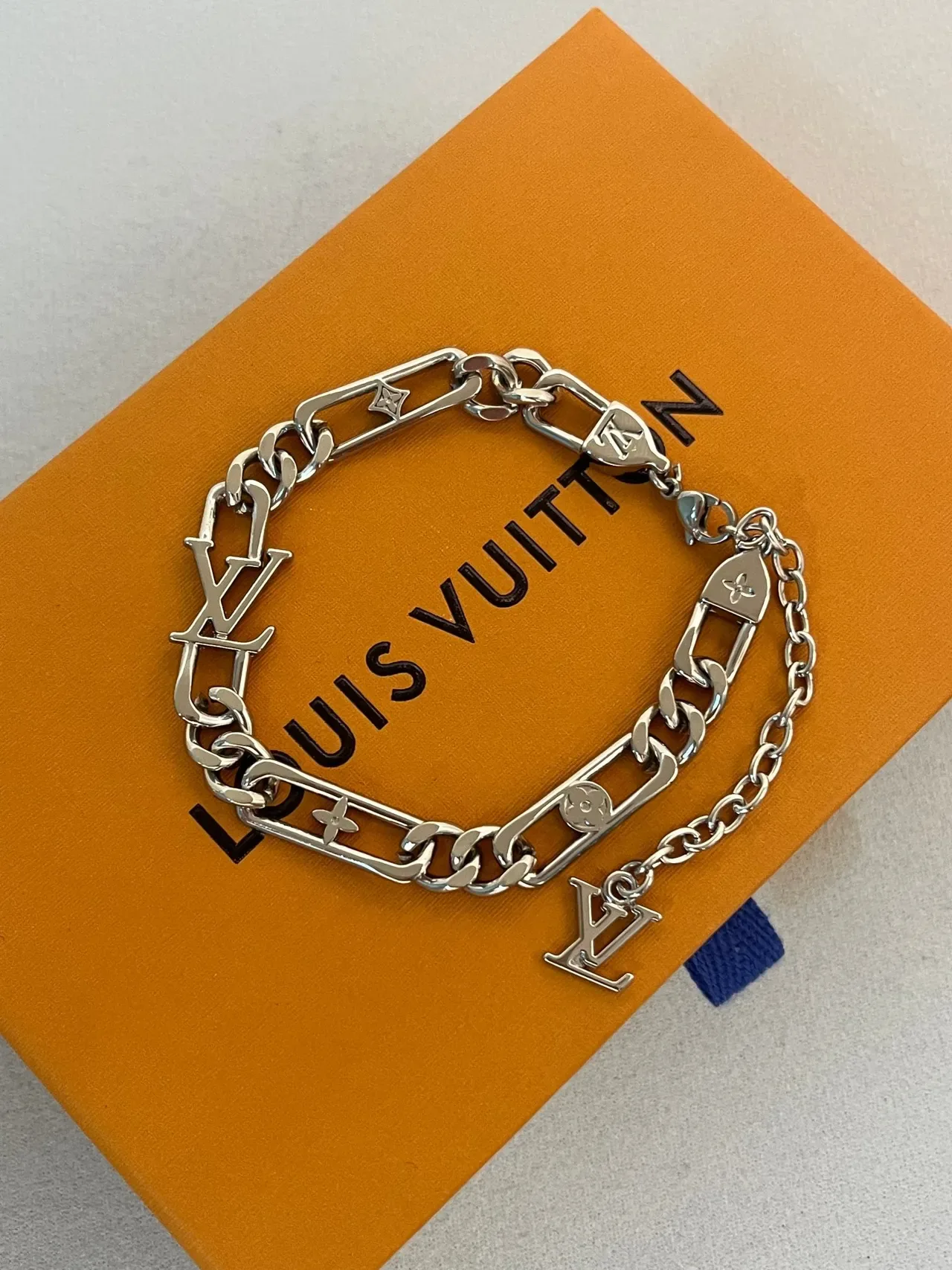 Louis Vuitton LV Figaro Chunky Curb Chain Silver Bracelet 6