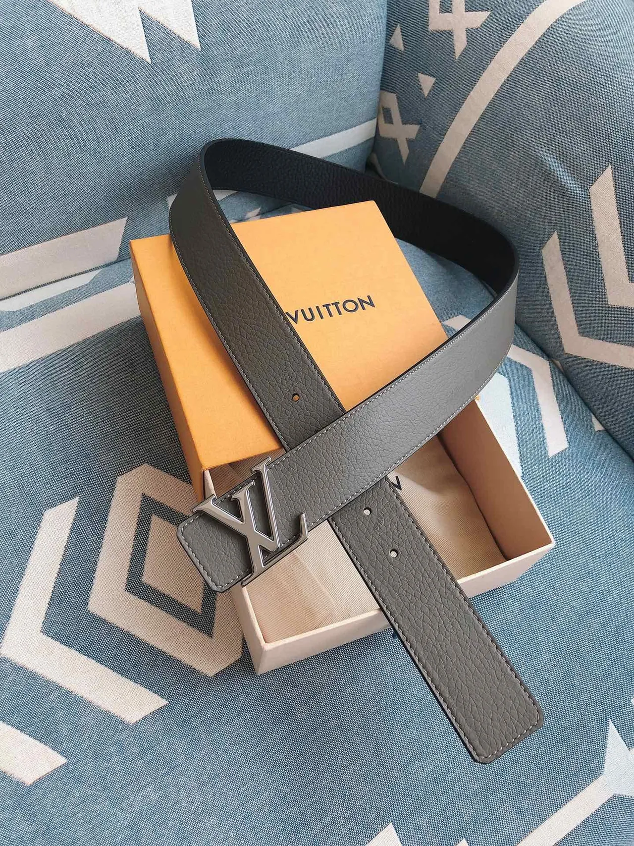 Louis Vuitton LV Initiales Gray Pebbled Leather Belt 2