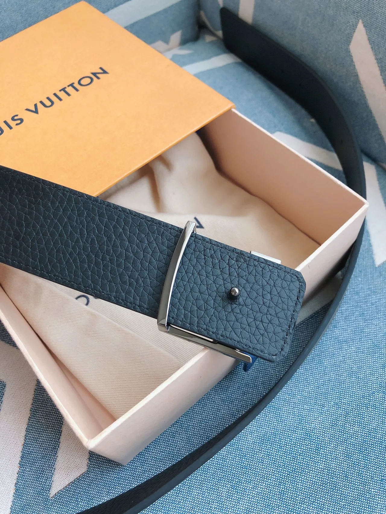 Louis Vuitton LV Initiales Gray Pebbled Leather Belt 4