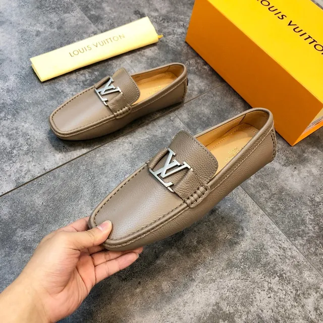 Louis Vuitton LV Loafer Beige Cuir granulé Boucle métallique Mocassins 2