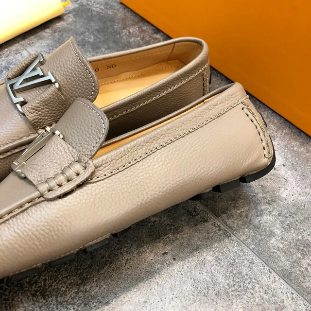 Louis Vuitton LV Loafer Beige Cuir granulé Boucle métallique Mocassins 3