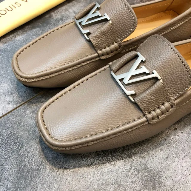 Louis Vuitton LV Loafer Beige Cuir granulé Boucle métallique Mocassins 4