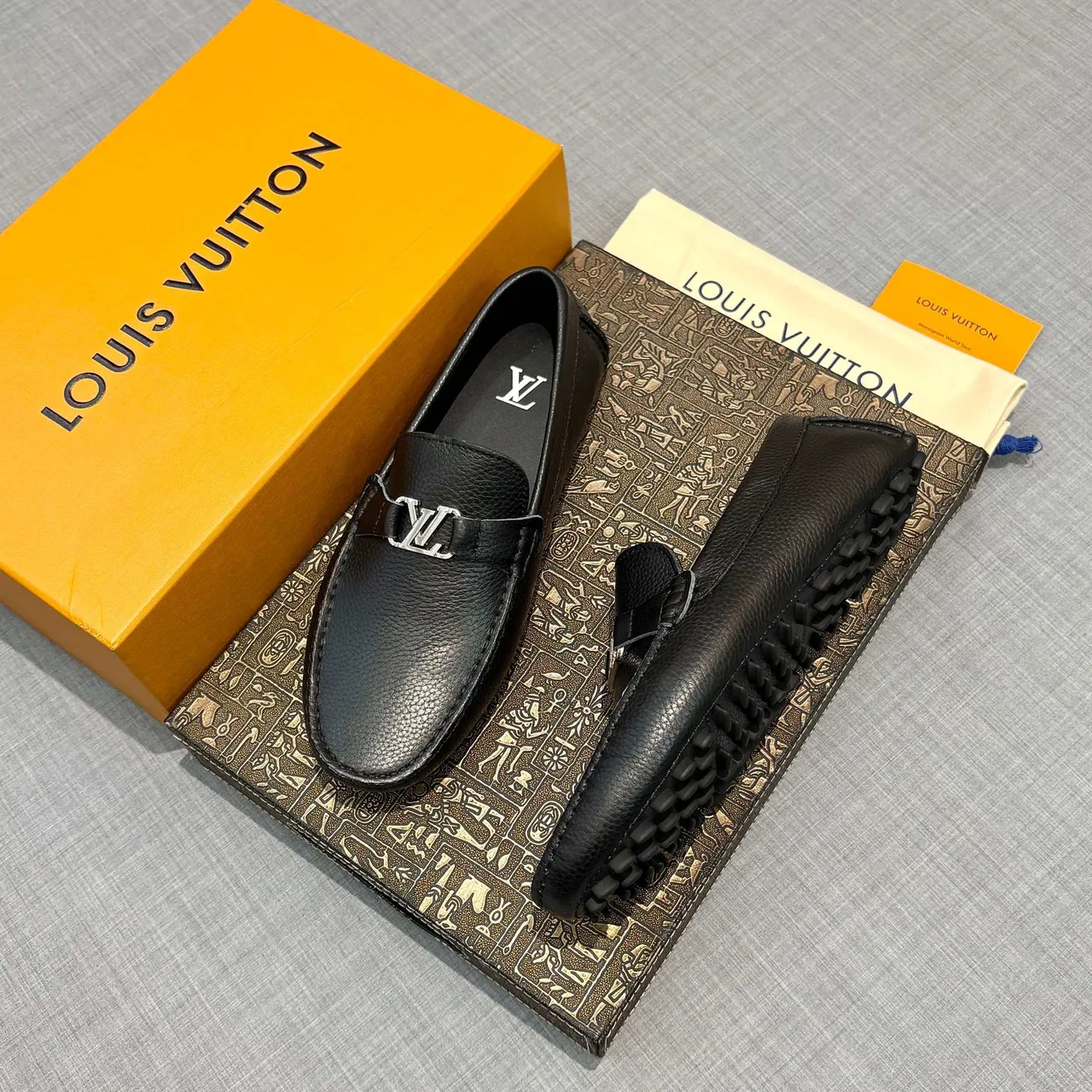 Louis Vuitton LV Mocassins Cuir Noir Grainé 2