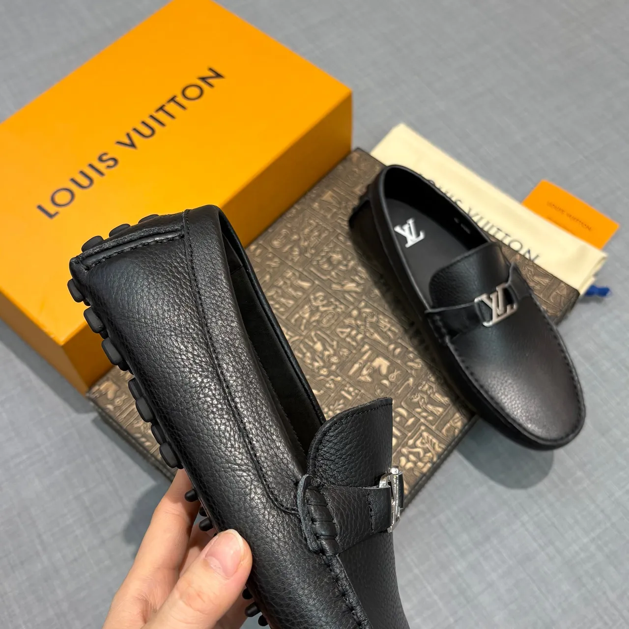 Louis Vuitton LV Mocassins Cuir Noir Grainé 3