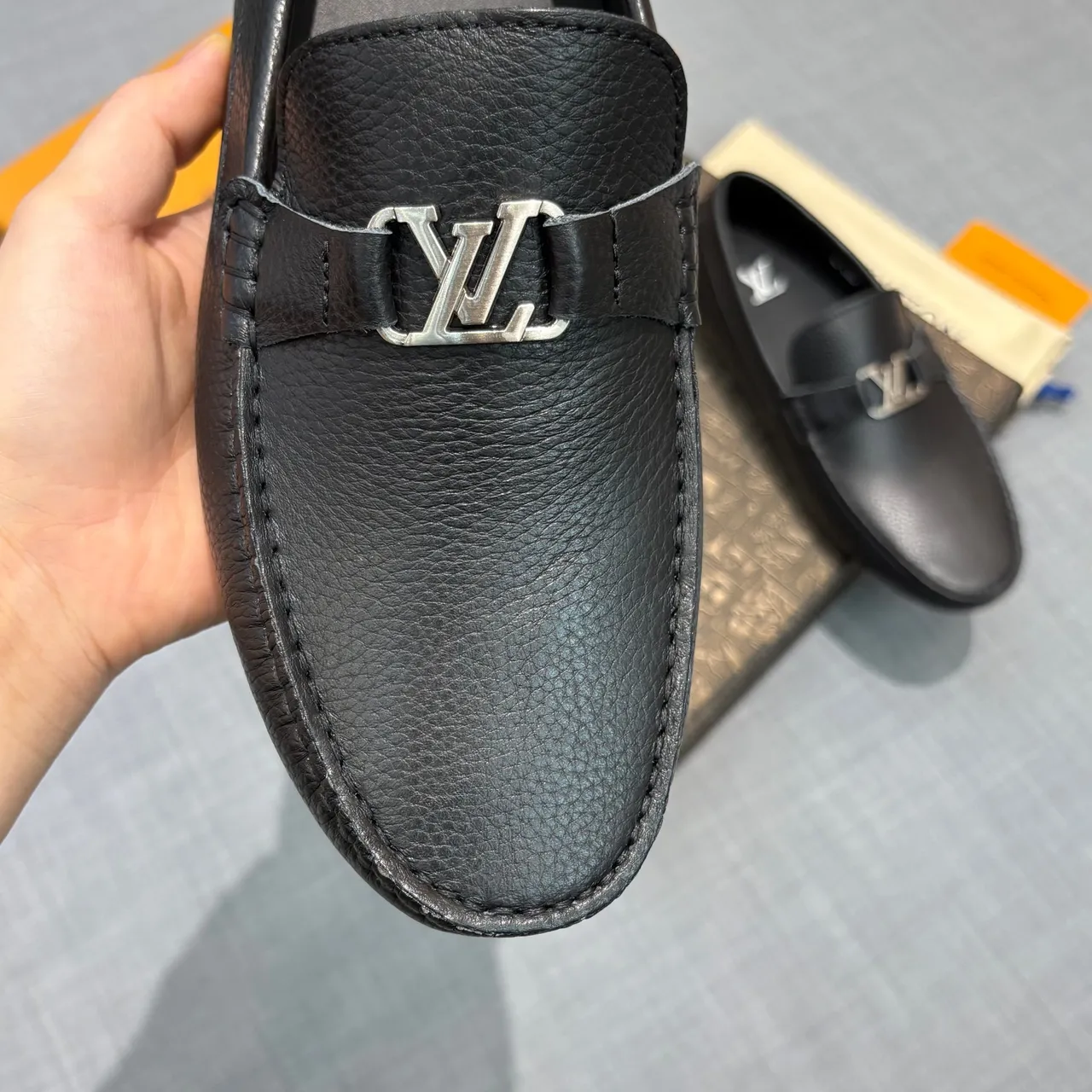 Louis Vuitton LV Mocassins Cuir Noir Grainé 4