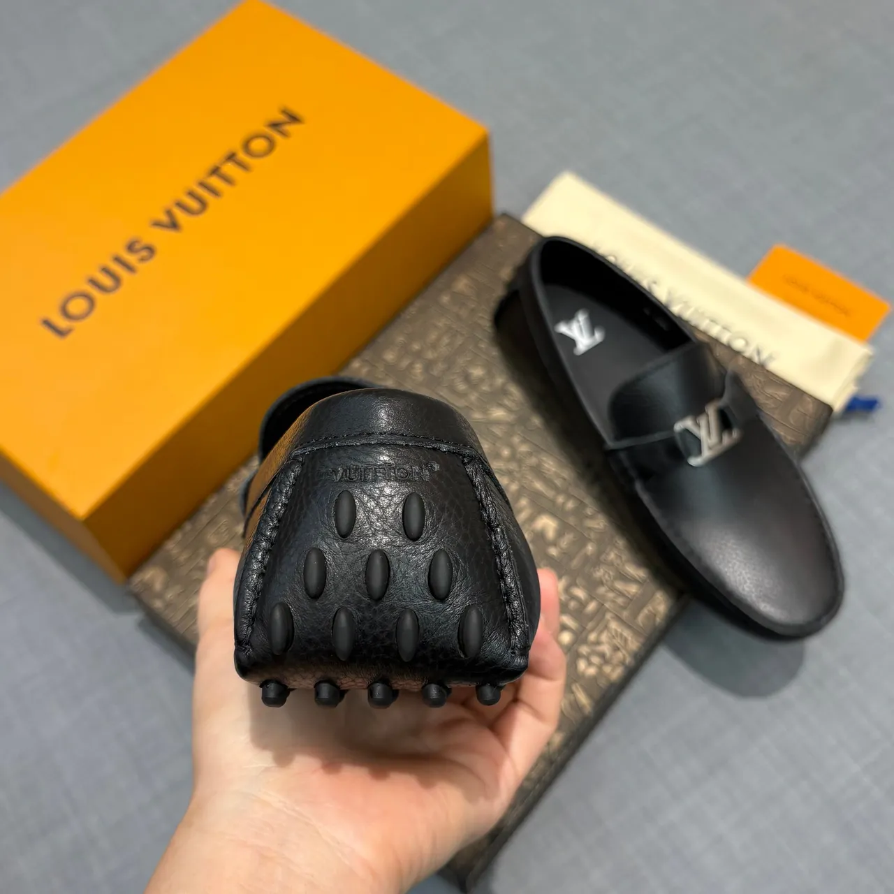 Louis Vuitton LV Mocassins Cuir Noir Grainé 5