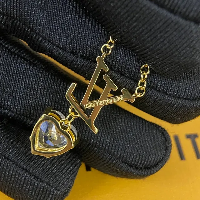 Collier avec pendentif en forme de cœur Louis Vuitton LV Monogram 4