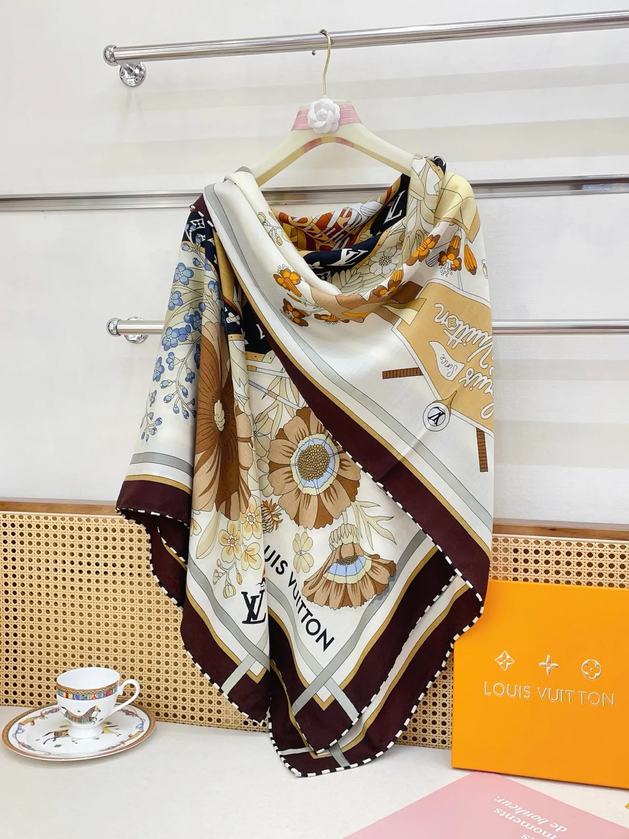 Louis Vuitton LV Sweet Escape وشاح حريري مزخرف زهوري 3