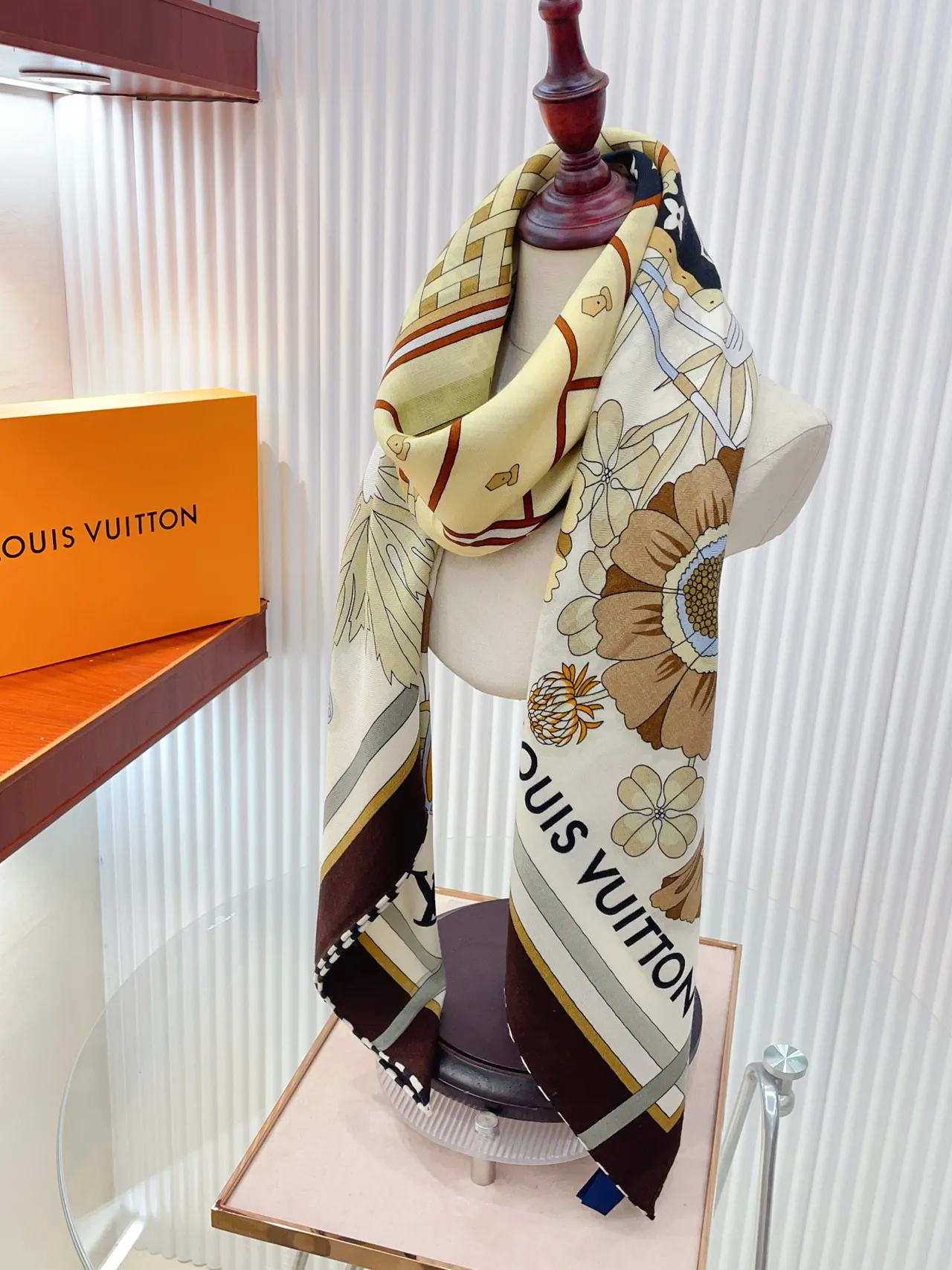 Louis Vuitton LV Sweet Escape وشاح حريري مزخرف زهوري 4
