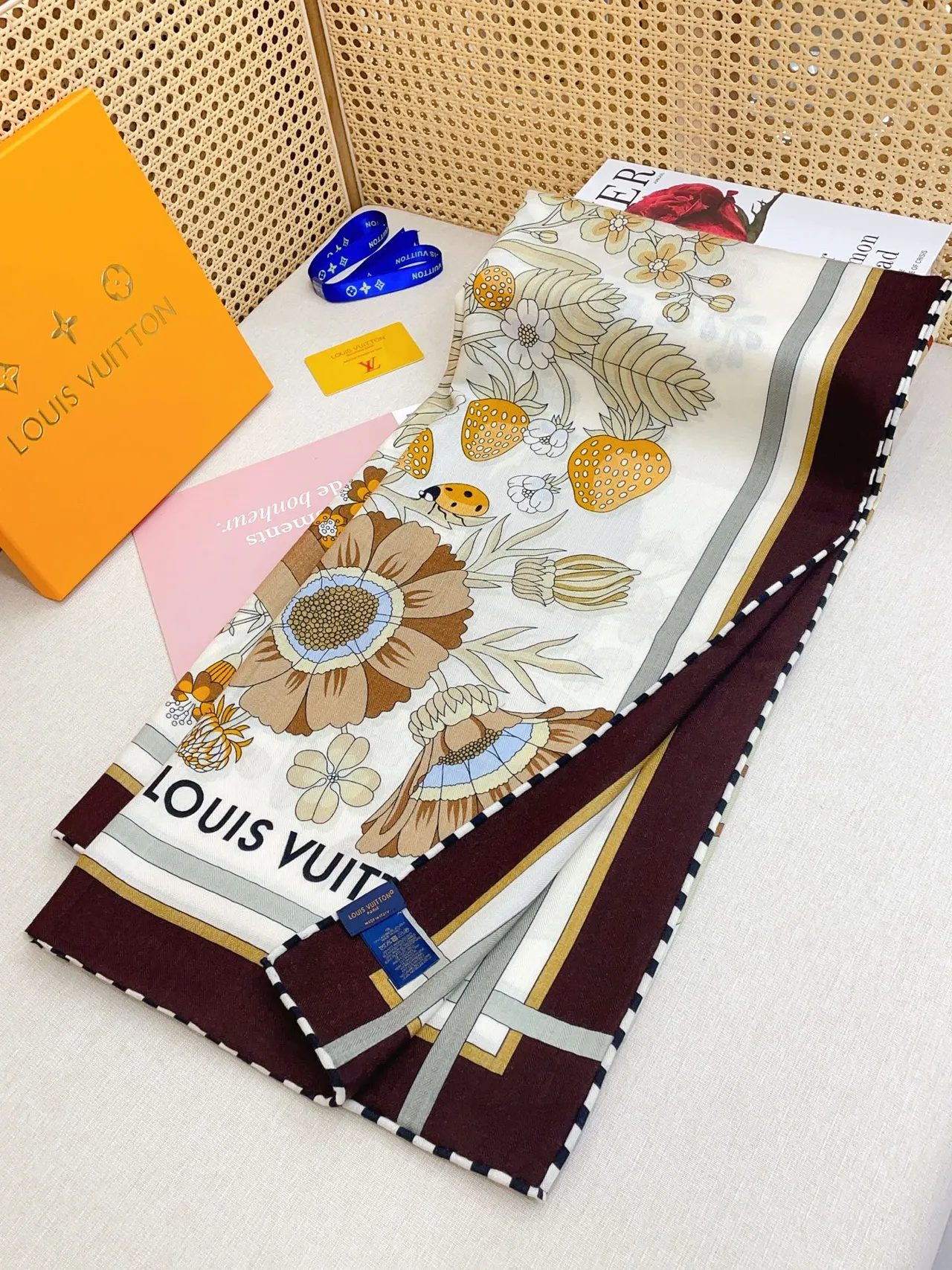 Louis Vuitton LV Sweet Escape وشاح حريري مزخرف زهوري 6