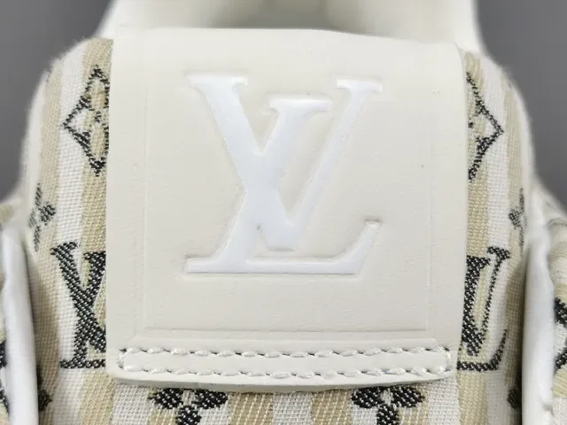 Louis Vuitton LV Trainer Bege Branco Monogram Canvas Upper Sola Chunky Multicamadas Lifestyle Sneakers 4