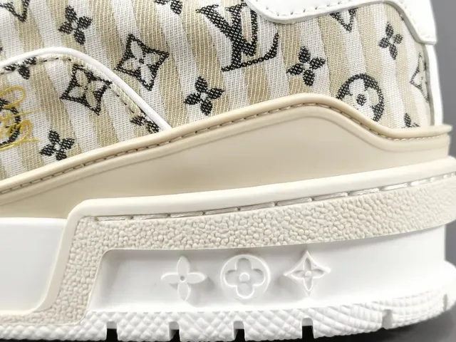 Louis Vuitton LV Trainer Bege Branco Monogram Canvas Upper Sola Chunky Multicamadas Lifestyle Sneakers 7