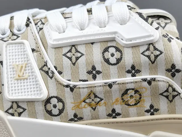 Louis Vuitton LV Trainer Bege Branco Monogram Canvas Upper Sola Chunky Multicamadas Lifestyle Sneakers 8