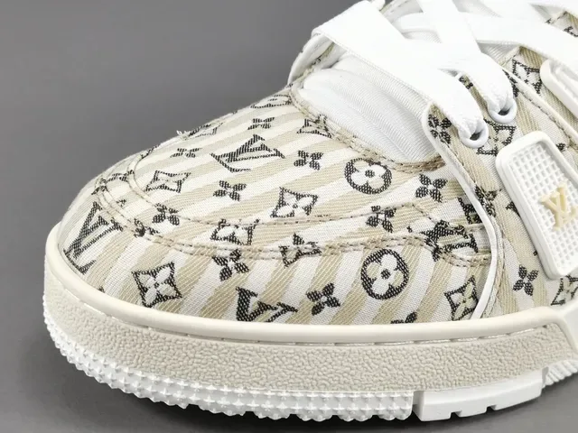 Louis Vuitton LV Trainer Bege Branco Monogram Canvas Upper Sola Chunky Multicamadas Lifestyle Sneakers 9