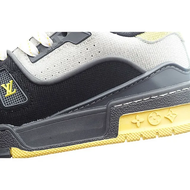 Louis Vuitton LV Trainer Noir Blanc tige en Mesh-Suede superposée plaque Monogram bride sneakers lifestyle 17