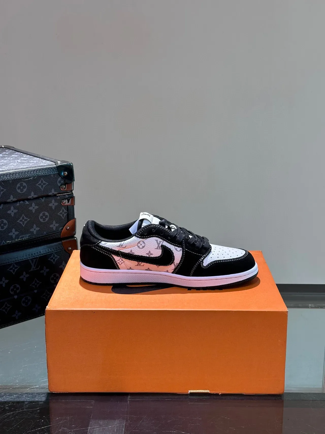 Louis Vuitton LV Trainer Chaussures Lifestyle Noir et Blanc Monogram Canvas Suede Overlays 2
