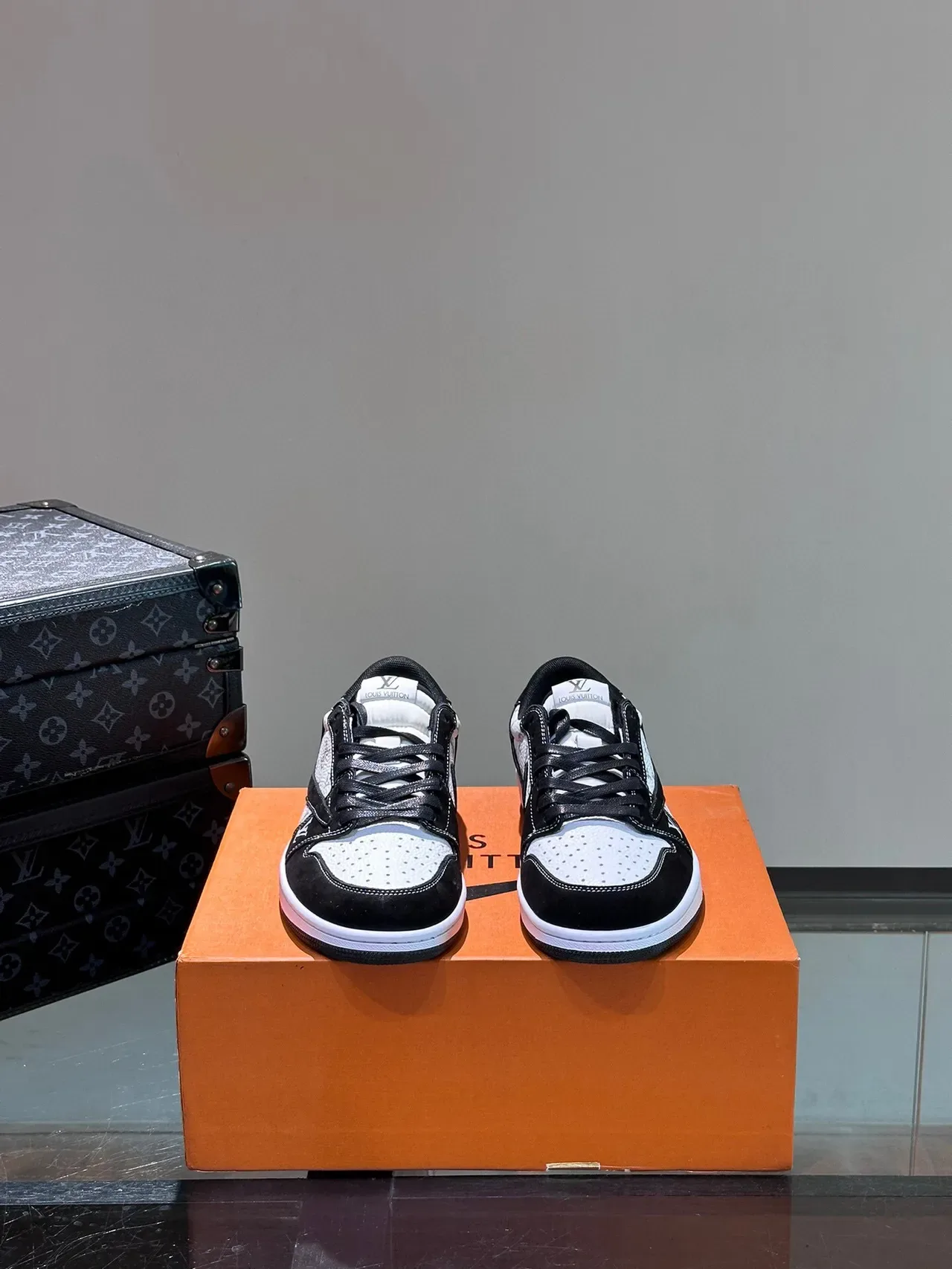Louis Vuitton LV Trainer Chaussures Lifestyle Noir et Blanc Monogram Canvas Suede Overlays 3