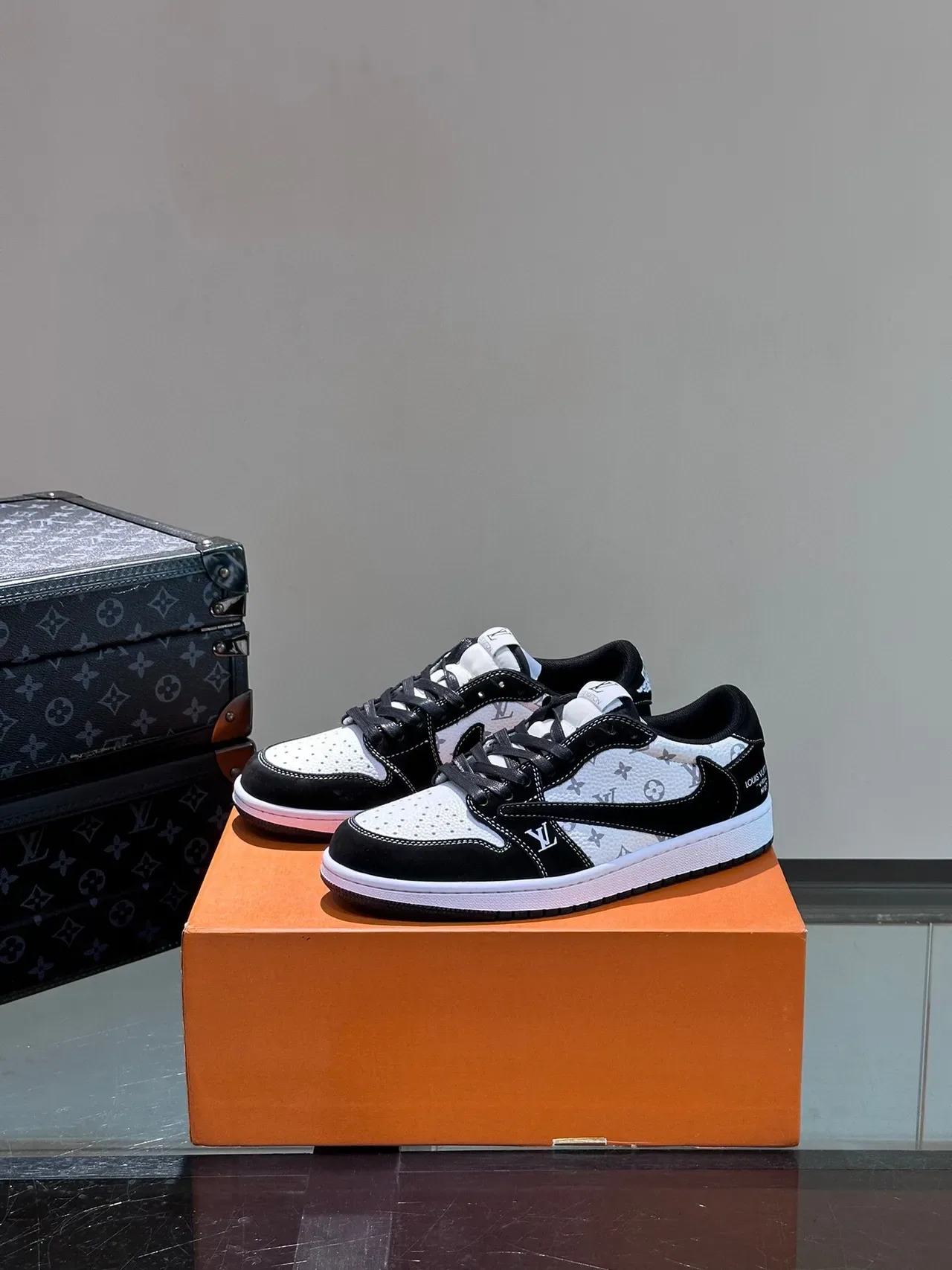 Louis Vuitton LV Trainer Chaussures Lifestyle Noir et Blanc Monogram Canvas Suede Overlays 4