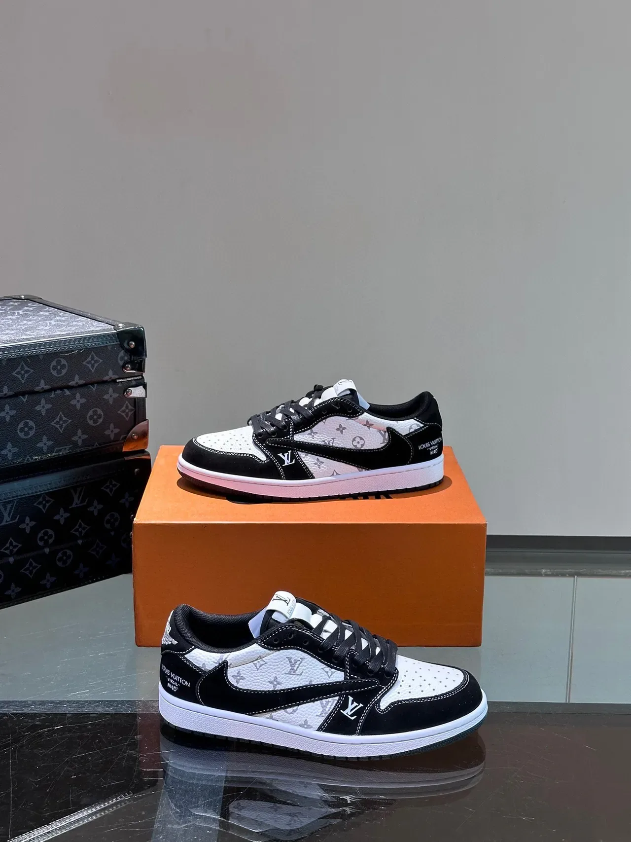 Louis Vuitton LV Trainer Chaussures Lifestyle Noir et Blanc Monogram Canvas Suede Overlays 5