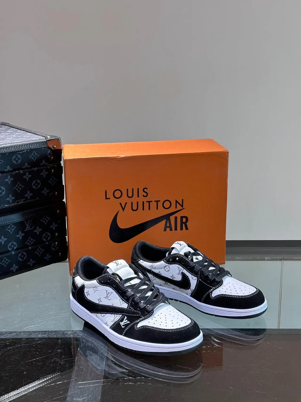 Louis Vuitton LV Trainer Chaussures Lifestyle Noir et Blanc Monogram Canvas Suede Overlays 6