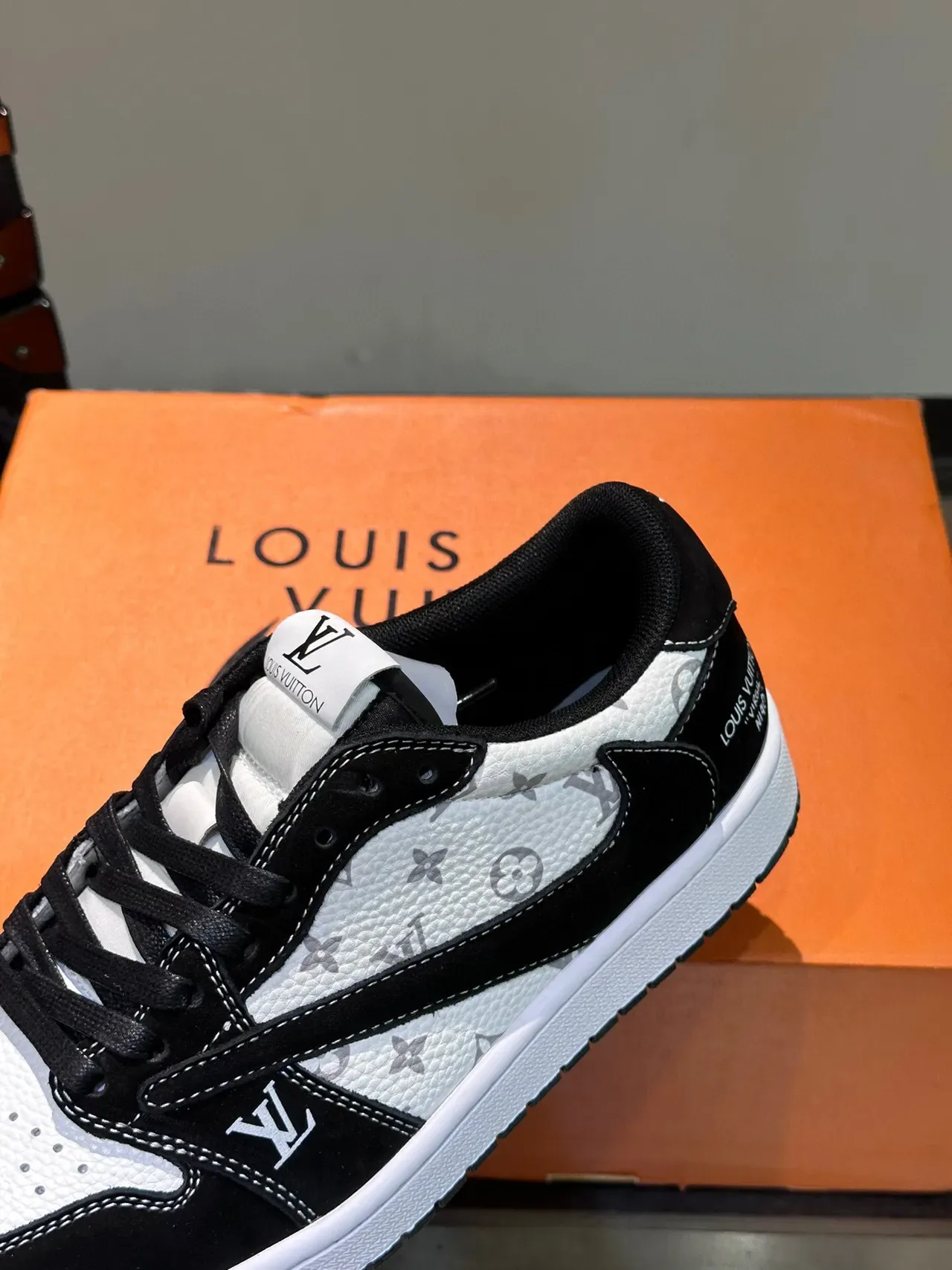 Louis Vuitton LV Trainer Chaussures Lifestyle Noir et Blanc Monogram Canvas Suede Overlays 7