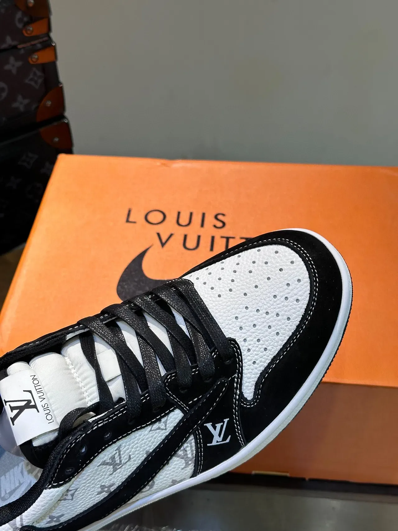 Louis Vuitton LV Trainer Chaussures Lifestyle Noir et Blanc Monogram Canvas Suede Overlays 8