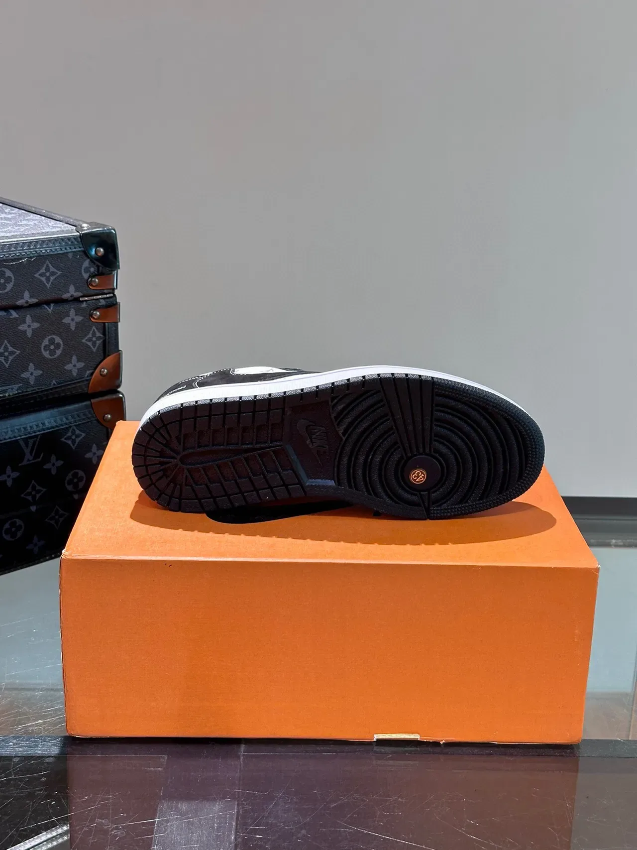 Louis Vuitton LV Trainer Chaussures Lifestyle Noir et Blanc Monogram Canvas Suede Overlays 9