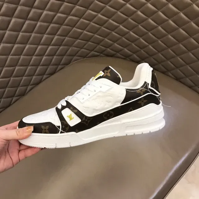 لويس فيتون LV Trainer حذاء رياضي بني أبيض مونوغرام قماش جلد ألواح أسلوب حياة 3
